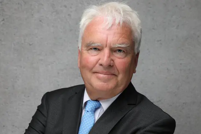 Portrait von Prof. Dr. Bernd Halfar